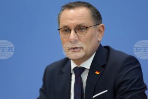 Съпредседателят на “Алтернатива за Германия“ поиска германското разузнаване да представи доказателства, че партията му е екстремистка