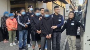 Двама собственици на ресторант в Хонконг са арестувани за наемане на 5 незаконни работници в хранителна фабрика