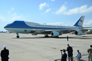 „Бебешко синьо“ излезе, злато в: как Air Force One ще се грижи за заповедта на Тръмп