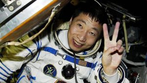Първият човек на Китай в космоса Ян Лиуей официално се оттегля от активна служба