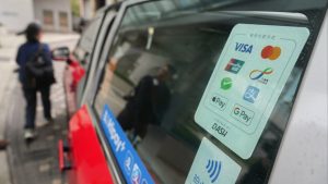 „Запазете рестото“ повече: Таксиметровите шофьори в Хонконг се подготвят за преминаване към електронни плащания