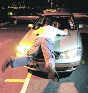 Сингапурец, осъден за шофиране със съпруга на любовницата, вкопчен в капака на колата