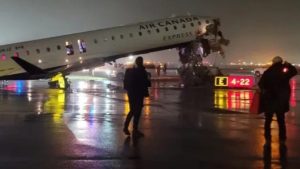 Самолет на Air Canada Express удря наземно превозно средство на летище Ла Гуардия в Ню Йорк