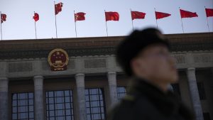 Китай се насочва към посредниците в подновената репресия срещу „скритата“ корупция